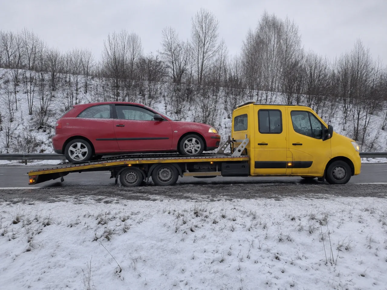 Holowanie auta na lawecie podczas opadów śniegu – Tczew