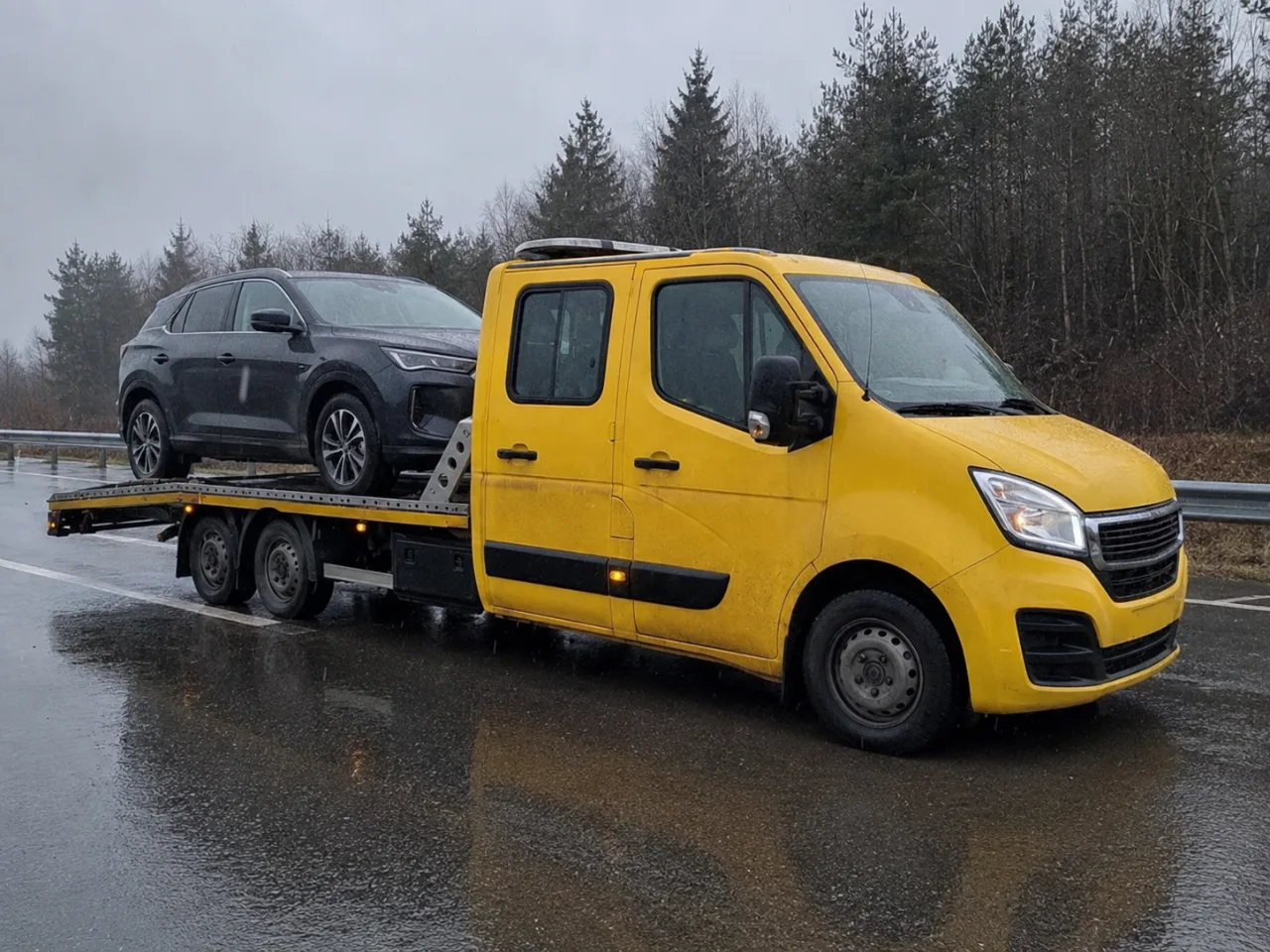 Laweta ANDI-HOL z SUV-em na platformie w deszczu – Tczew