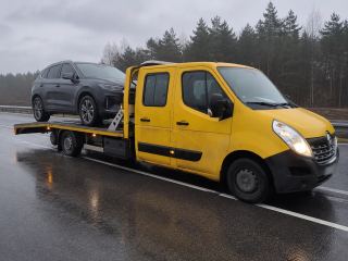 Auto elektryczne wciągnięte na platformę lawety – Tczew