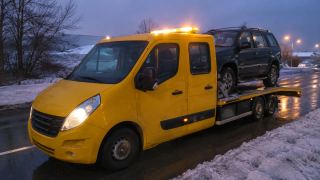 SUV na lawecie nocą – Tczew