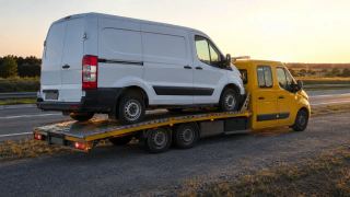 Bus na lawecie o zachodzie słońca przy autostradzie A1 – Tczew