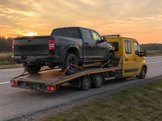 Transport pojazdu o zachodzie słońca – Tczew